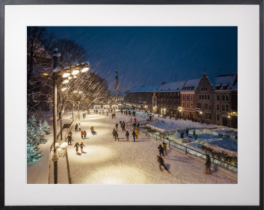 001. Uisutajad lumesajus