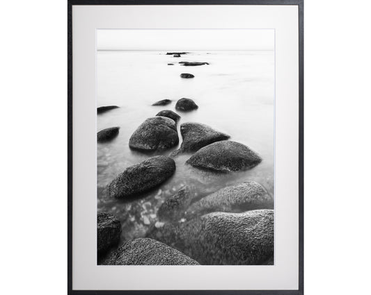 030. Kivitee, mustvalge